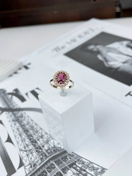 Кольцо из серебра с рубином, рубинами и топазами (Арт. 1320А31805)-1.png