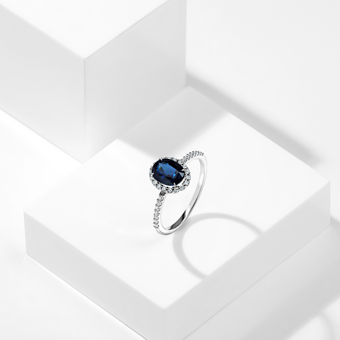 Кольцо из золота с сапфиром и бриллиантами (Арт. 1640742753).jpg