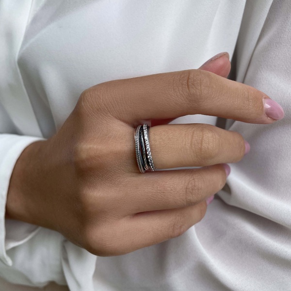 Кольцо из серебра с фианитами со скидкой