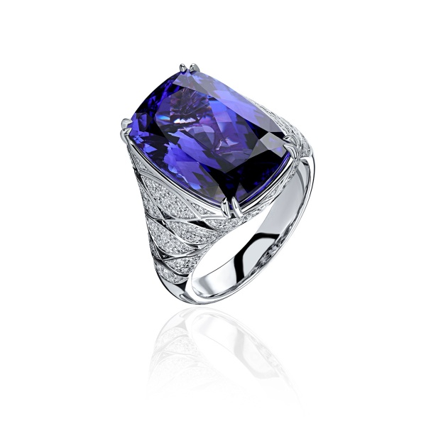 Кольцо из золота с танзанитом и бриллиантами