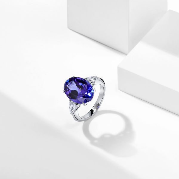 Кольца из золота с танзанитом и бриллиантами