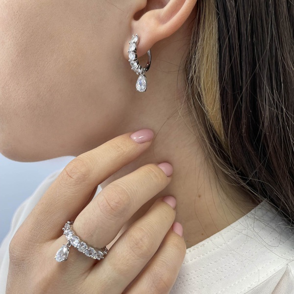 Серьги из серебра с фианитом