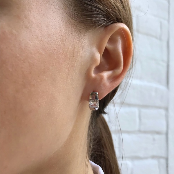 Серьги из серебра с фианитами со скидкой