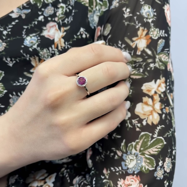 Кольцо из серебра с топазом и фианитами со скидкой