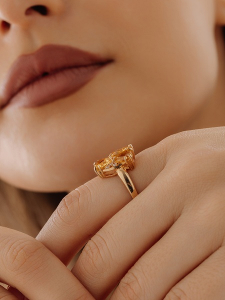 Кольцо из серебра с цитринами и фианитами со скидкой