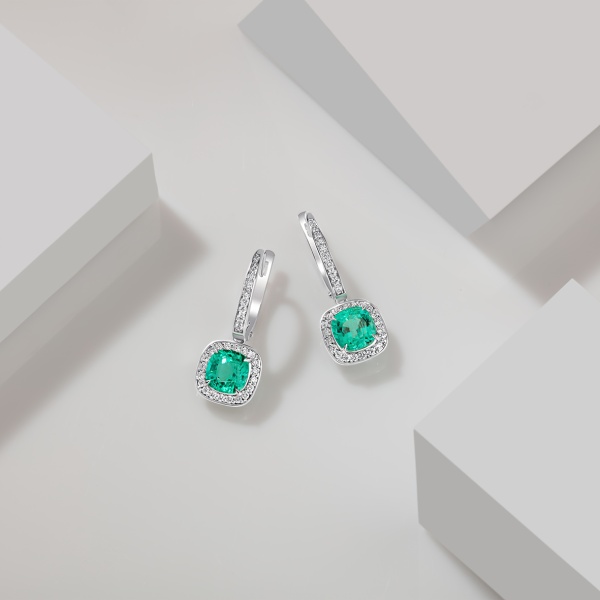 Серьги из золота с бриллиантами и изумрудом