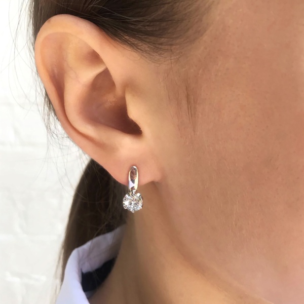 Серьги из серебра с фианитами со скидкой