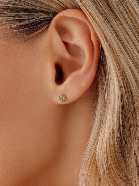 Пусеты из серебра с хризолитами со скидкой