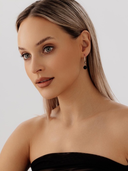 Серьги из серебра с фианитом со скидкой