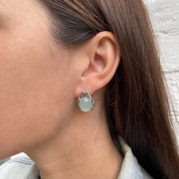 Серьги из серебра с халцедонами со скидкой