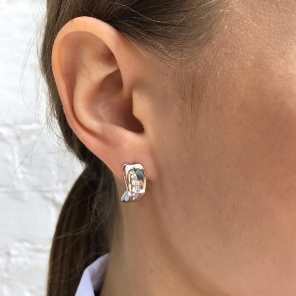 Серьги из серебра с фианитами со скидкой