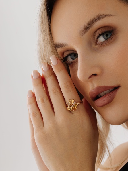 Кольцо из серебра с цитринами и фианитами со скидкой