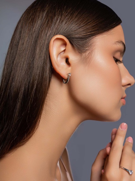 Серьги из серебра с фианитами со скидкой