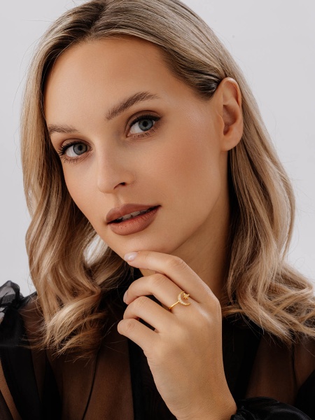 Купить кольцо из серебра с фианитами в интернет-магазине KRASNOE