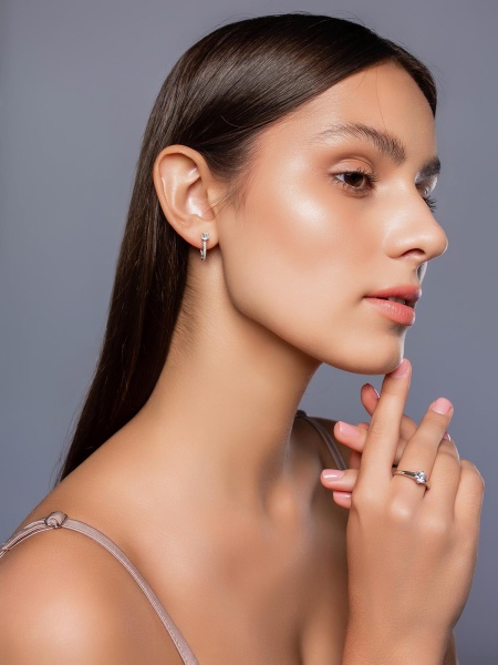 Серьги из серебра с фианитами со скидкой