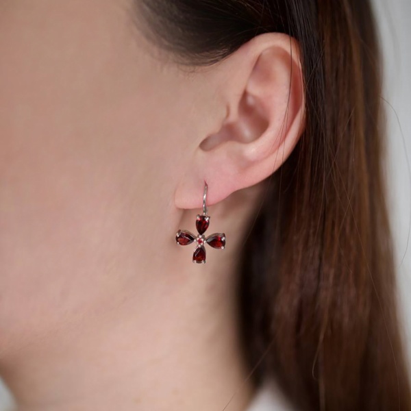 Серьги из серебра с гранатом со скидкой