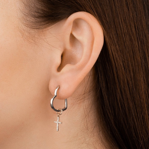 Серьги из серебра с фианитами со скидкой