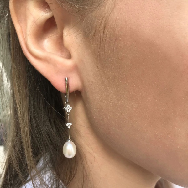 Серьги из серебра с жемчугами и фианитами со скидкой
